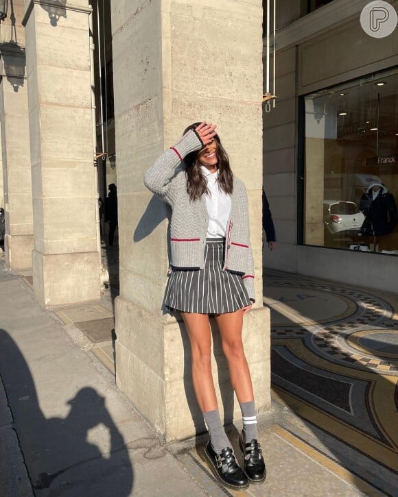 Bruna Marquezine apostou em um look colegial em viagem