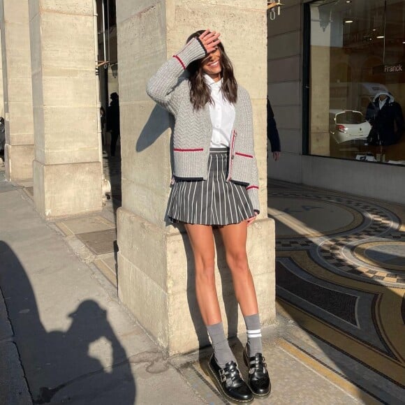 Bruna Marquezine apostou em um look colegial em viagem