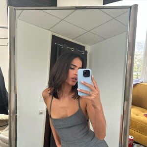 Bruna Marquezine escolheu um vestido alfaiataria em viagem e deixou corpo modelado