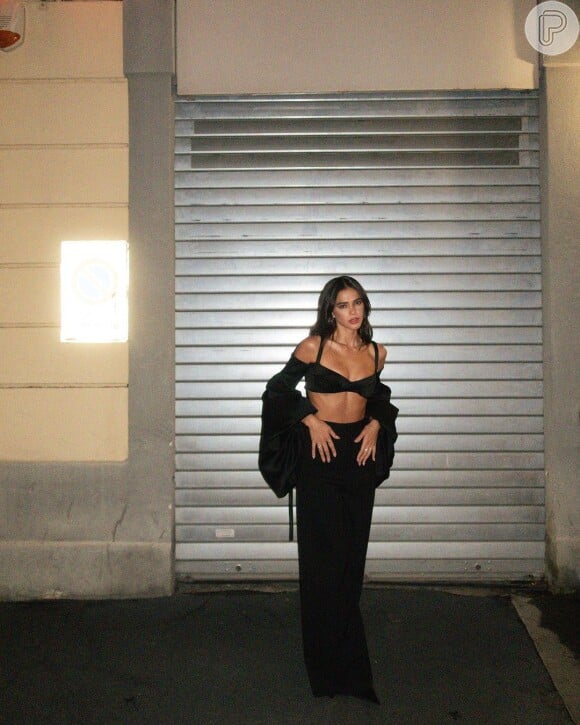 Cropped de manga flare fez Bruna Marquezine brilhar com look total black