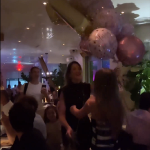 Ticiane Pinheiro fez uma surpresa para a filha ao chegar no restaurante. A apresentadora adentrou no recinto com diversos balões na mão enquanto cantava 'Parabéns Pra Você'