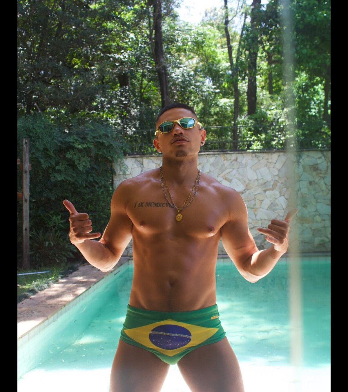 Foto: Ator pornô Bruno ZL explicou que está apenas repetindo uma tendência  que já existe entre profissionais heterossexuais, de gravar conteúdo gay  por dinheiro - Purepeople