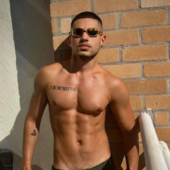 Bruno ZL rebateu um seguidor que perguntou se ele havia se tornado "ex-gay" após ingressar no mercado heterossexual