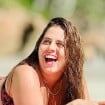 Férias merecidas! Tati Machado curte praia paradisíaca com biquíni animal print de cós alto e web reage: 'A Globo saiu do ar'