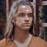 Em 1996, esse rapaz bonitão e cabeludo roubou a cena em 'Xena', hoje ele é um dos principais nomes do elenco de 'The Boys'. Reconhece?