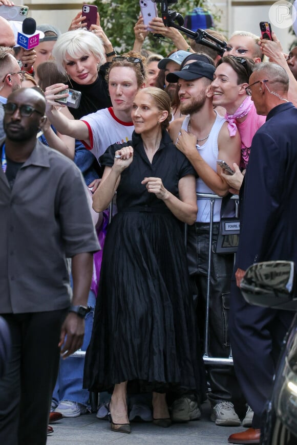 Céline Dion posou com fãs em Paris