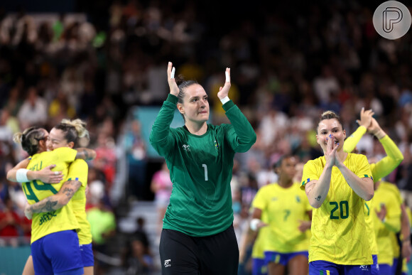 Gabriela Moreschi, goleira do handebol feminino, brilhou defendendo 15 de 33 lances ao gol