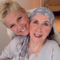 Xuxa pede orações no aniversário da mãe, Alda: 'Não anda e fala muito pouco'