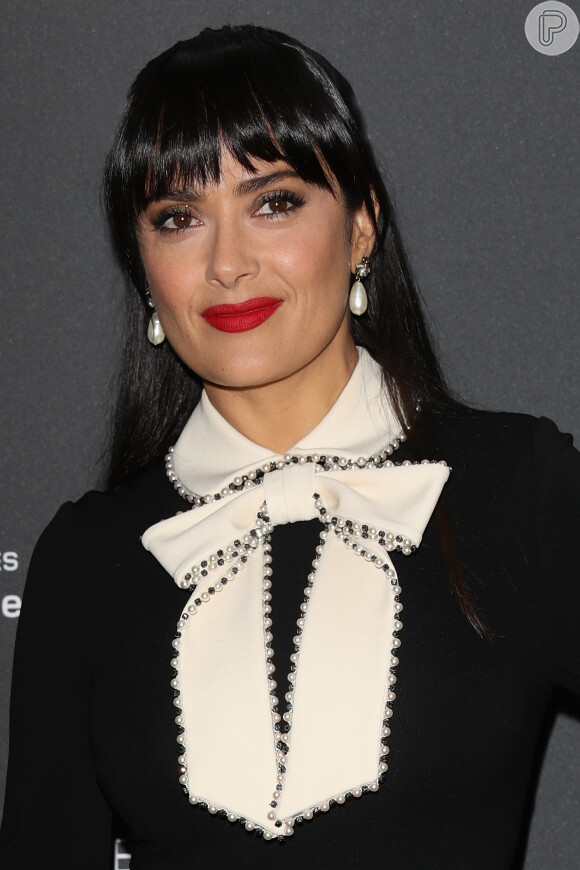 Salma Hayek também apostou no combo batom vermelho + look neutro