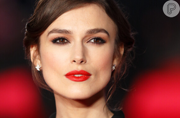 Batom vermelho + olhar bem marcado: a atriz Keira Knightley esbanjou charme nesse visual