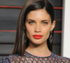 Com batom vermelho, a modelo Sara Sampaio conseguiu um visual exuberante em maquiagem simples