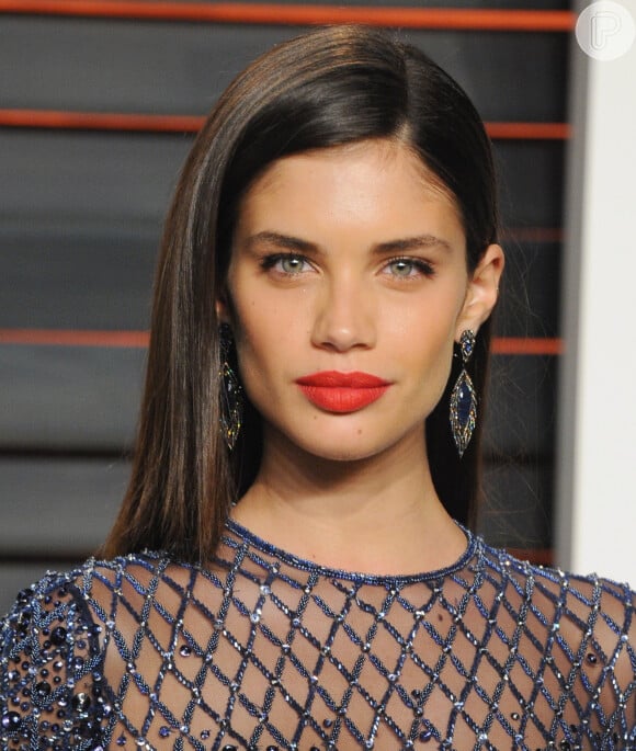 Com batom vermelho, a modelo Sara Sampaio conseguiu um visual exuberante em maquiagem simples