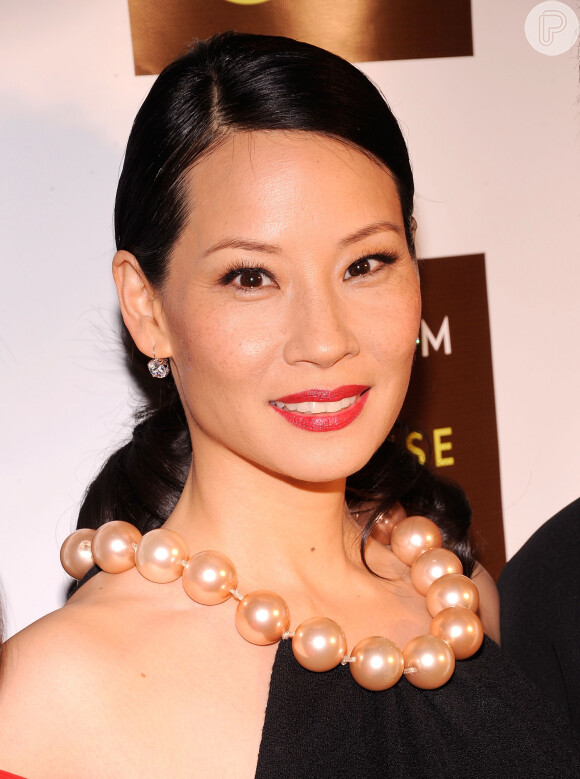 Nesta maquiagem, o batom vermelho usado por Lucy Liu tinha efeito molhado