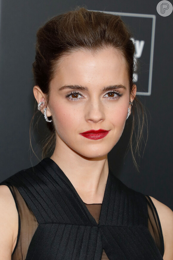 Famosa por ter um estilo elegante, a atriz Emma Watson surgiu com maquiagem iluminada nos olhos e batom vermelho mais fechado