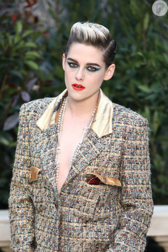 Batom vermelho e olho bem marcado: Kristen Stewart apostou em make ousada com essa combinação