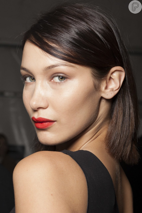 A modelo Bella Hadid usou batom vermelho com maquiagem clean nesse visual