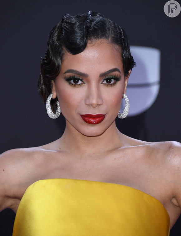 Em premiação internacional, Anitta criou um visual vintage com batom vermelho degradê