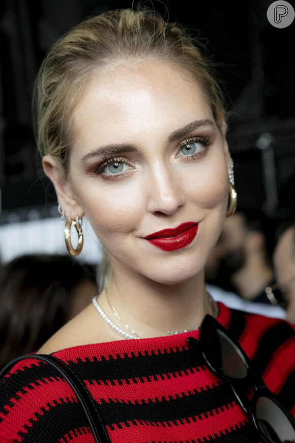 Nessa maquiagem da influenciadora Chiara Ferragni, o batom vermelho foi combinado com perfeição a uma sombra delicada e iluminada