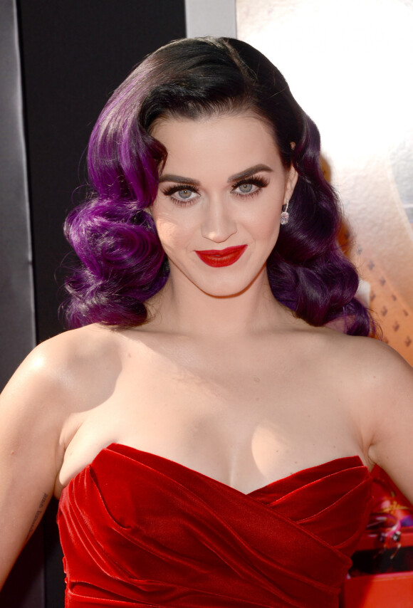 Cabelo colorido e batom vermelho: Katy Perry provou que esses dois itens de beleza podem ser combinados com perfeição