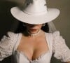 Paolla Oliveira usou vestido branco e chapéu de cowboy