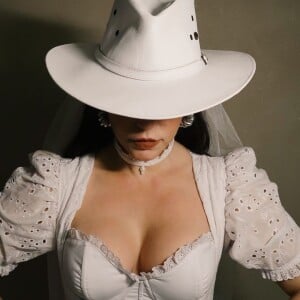 Paolla Oliveira usou vestido branco e chapéu de cowboy