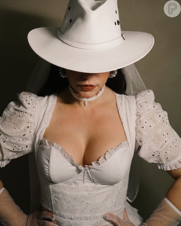 Paolla Oliveira usou vestido branco e chapéu de cowboy