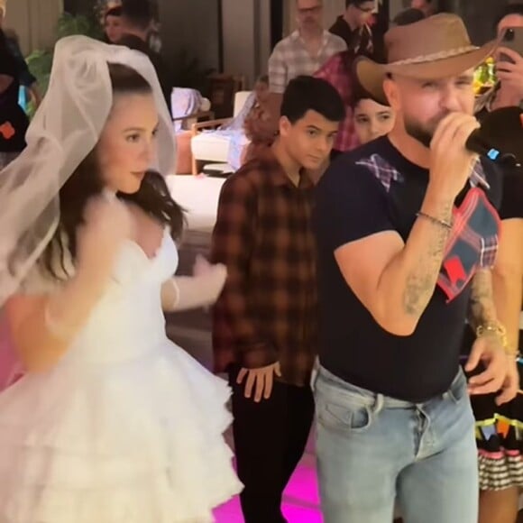 Diogo Nogueira se apresentou na festa junina que fez com Paolla Oliveira