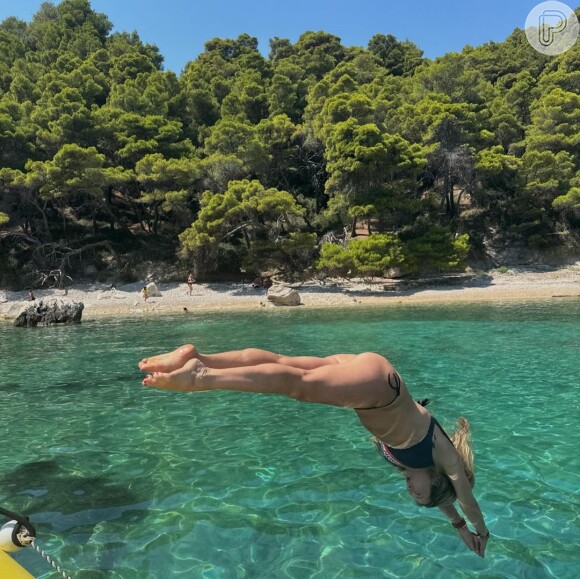 Em duas das fotos, Luana Piovani aparece mergulhando no mar e destacando seu bumbum