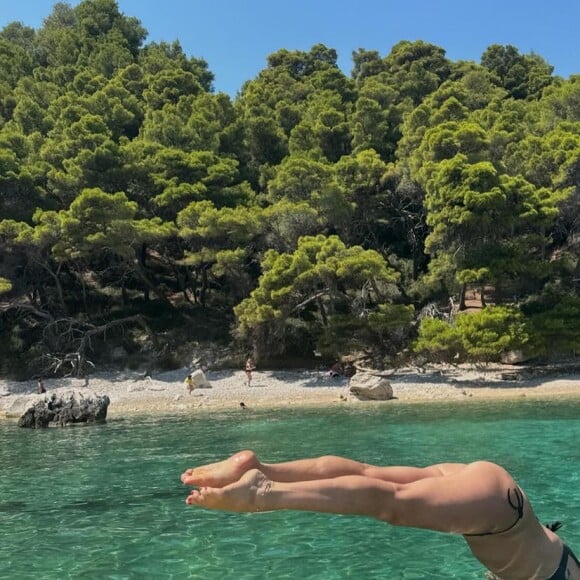 Em duas das fotos, Luana Piovani aparece mergulhando no mar e destacando seu bumbum