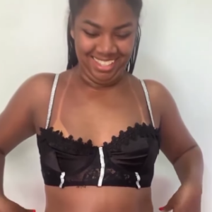 Raquel Brito surgiu apenas de lingerie transparente preta divulgando uma empresa de bronzeamento artificial