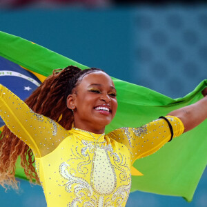 Rebeca Andrade venceu a medalha de prata no individual geral feminino nesta quinta-feira (01)