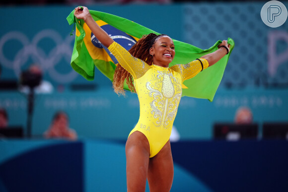 Rebeca Andrade venceu a medalha de prata no individual geral feminino nesta quinta-feira (01)