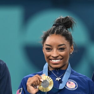 Rebeca Andrade dividiu o pódio com Sunisa Lee, que levou o bronze, e Simone Biles, medalhista de ouro