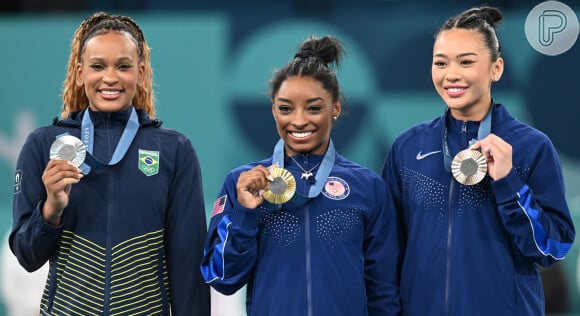 Rebeca Andrade dividiu o pódio com Sunisa Lee, que levou o bronze, e Simone Biles, medalhista de ouro