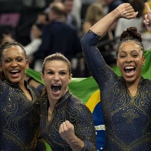 Jade Barbosa ao lado das meninas da ginástica artística