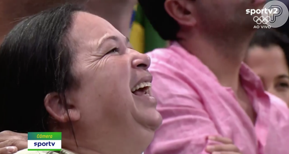 Em um dos momentos, mãe de Rebeca Andrade dá um sorriso sincero ao presenciar uma cena especial na entrega das medalhas