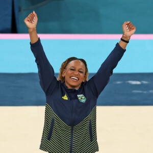 Na ocasião, Rebeca Andrade foi reverenciada por Simone Biles e Jordan Chiles, que se ajoelharam a parabenizando