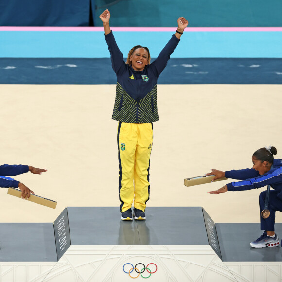 Na ocasião, Rebeca Andrade foi reverenciada por Simone Biles e Jordan Chiles, que se ajoelharam a parabenizando