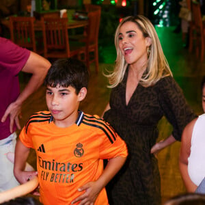 Wanessa se joga na pista de dança com filho aniversariante, João Francisco