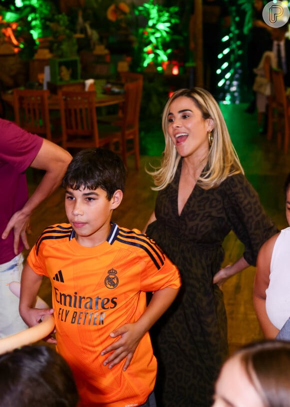 Wanessa se joga na pista de dança com filho aniversariante, João Francisco