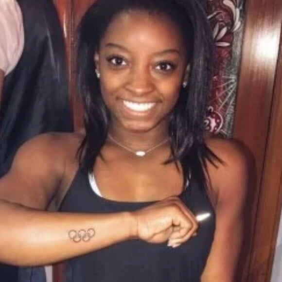 Uma das primeiras tatuagens de Simone Biles foram as argolas que formam o símbolo dos Jogos Olímpicos