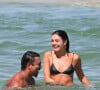 Sophie Charlotte e Xamã se divertiram muito na praia ee compartilharam sorrisos apaixonados