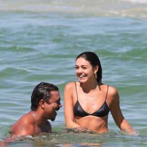 Sophie Charlotte e Xamã se divertiram muito na praia ee compartilharam sorrisos apaixonados