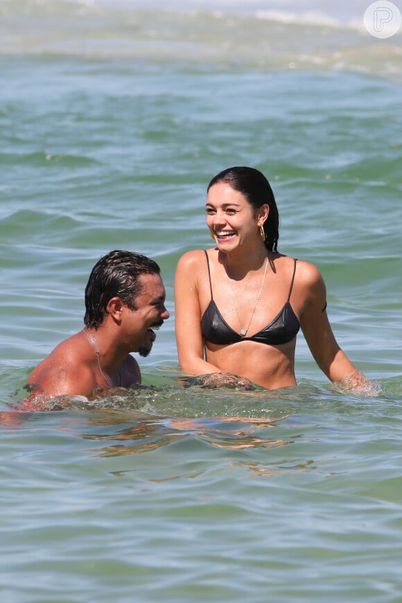 Sophie Charlotte e Xamã se divertiram muito na praia ee compartilharam sorrisos apaixonados