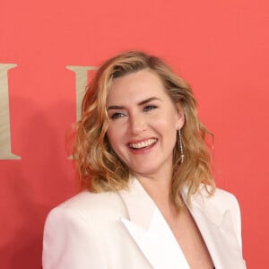 Segundo Kate Winslet, a pessoa pediu para que ela se sentasse mais ereta a fim de 'esconder' suas dobrinhas