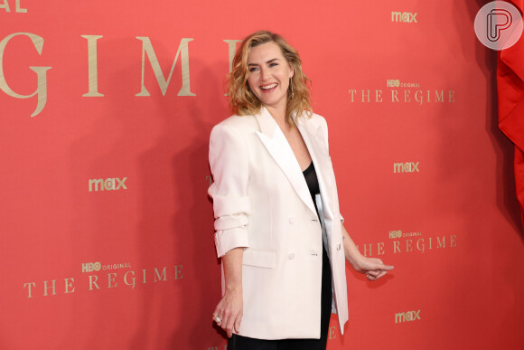 Segundo Kate Winslet, a pessoa pediu para que ela se sentasse mais ereta a fim de 'esconder' suas dobrinhas