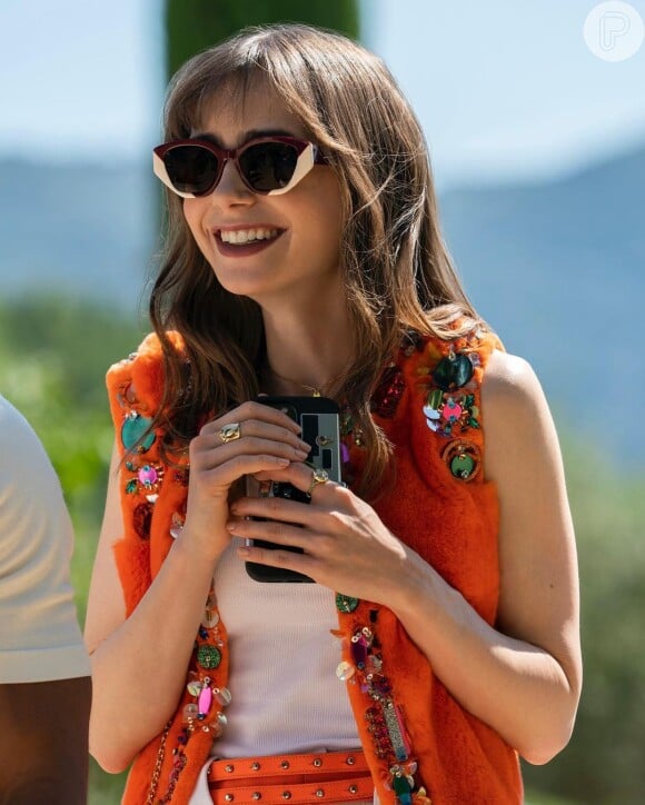 Lily Collins dá vida à Emily Cooper, personagem icônica da série de moda do streaming da Netflix.