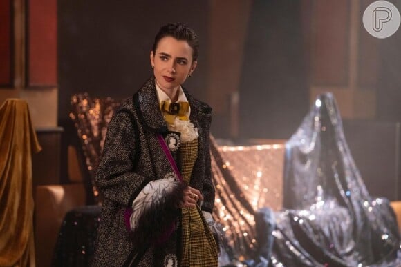 Lily Collins conta que a figurinista das temporadas 1 e 2 de "Emily in Paris" à ajudou a recuperar o gosto pelas cores vibrantes.