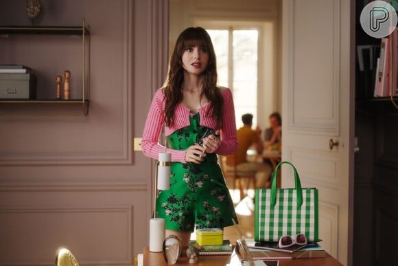 As próprias opiniões de Lily Collins à figurinista da série "Emily in Paris" influenciaram na escolha dos looks usados pela personagem.