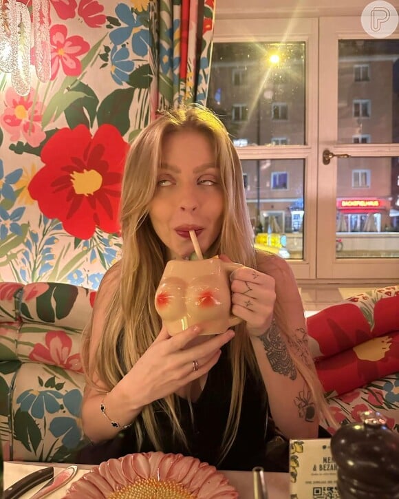 Luísa Sonza posta foto divertida tomando drink em caneca com formato de seios